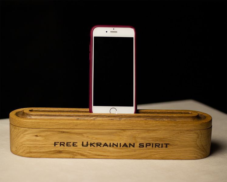 Функціональна підставка для мобільного телефону + органайзер із дерева ручної роботи "Free Ukrainian Spirit" 83537 фото